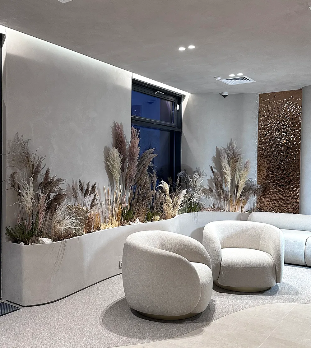 Оформление сухоцветами в офисе продаж строительной компании Эталон. Клиентская зона.