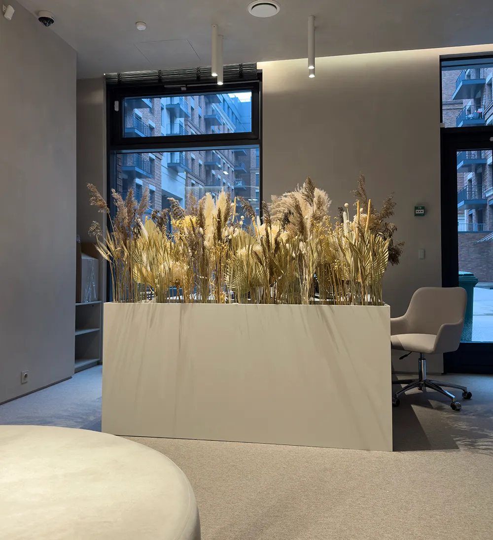 Оформление сухоцветами в офисе продаж строительной компании Эталон. Клиентская зона.