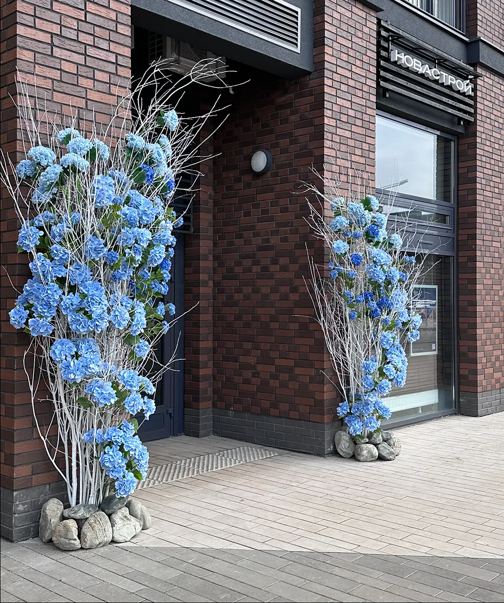 Оформление входной группы ветками и гортензией.