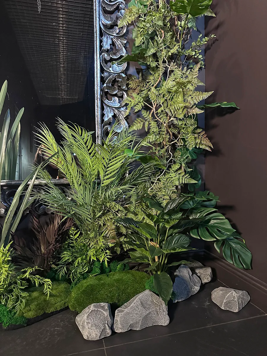 заказать  оформление зеркала искусственными растениями в спб.