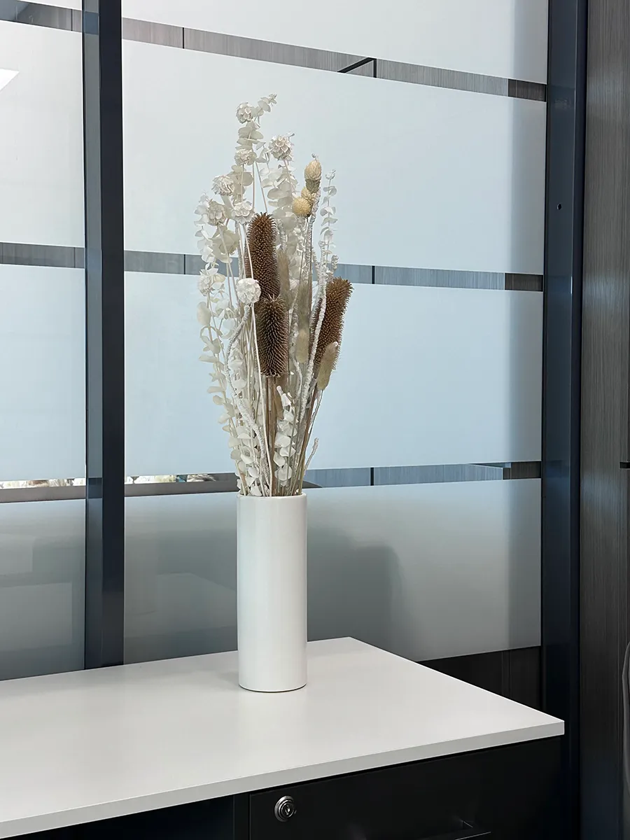 Композиция в узкой вазе с сухоцветами для офиса.