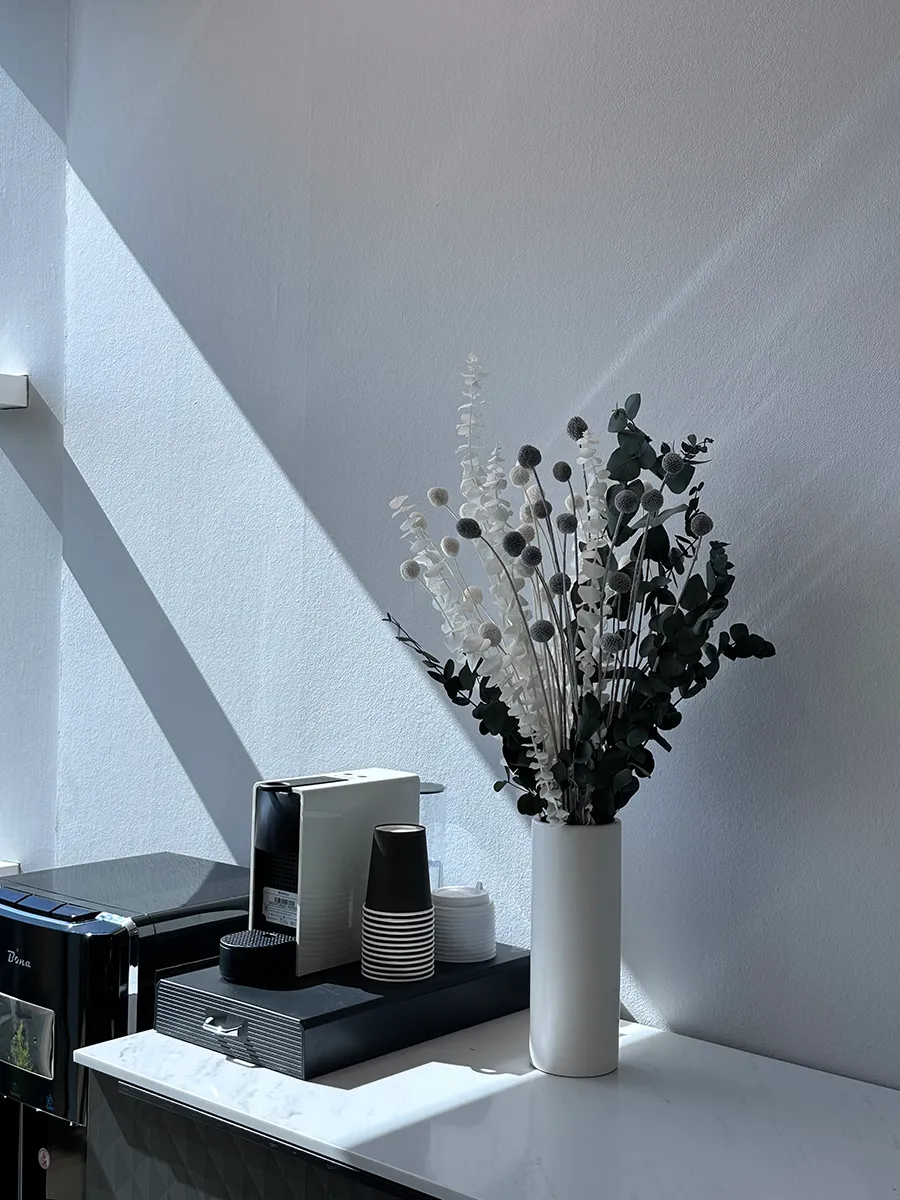 Композиция в керамической вазе с сухоцветами для офиса.