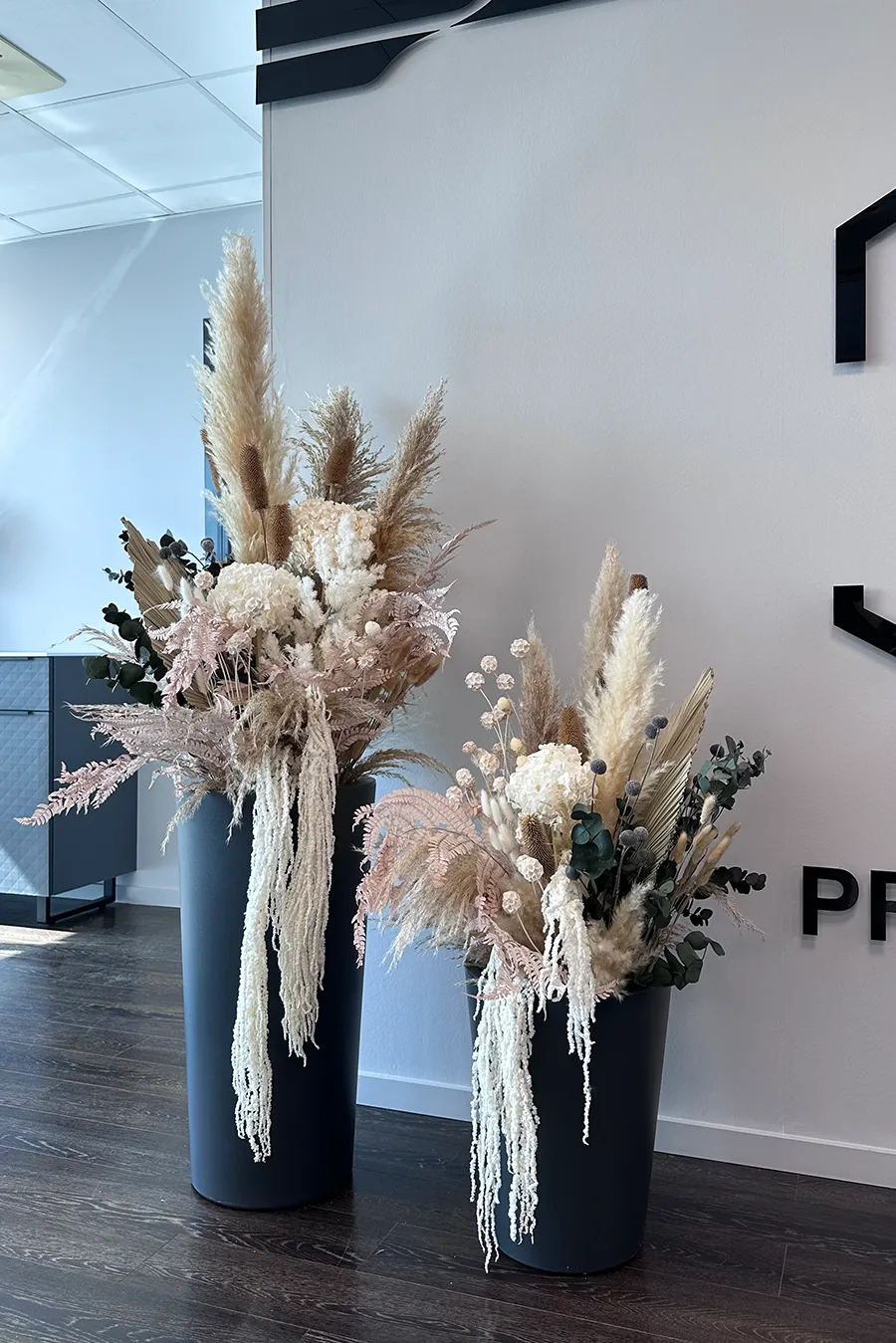 Напольные вазоны с сухоцветами для офиса.