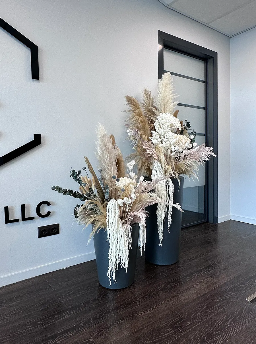 Напольные вазоны с сухоцветами для офиса.