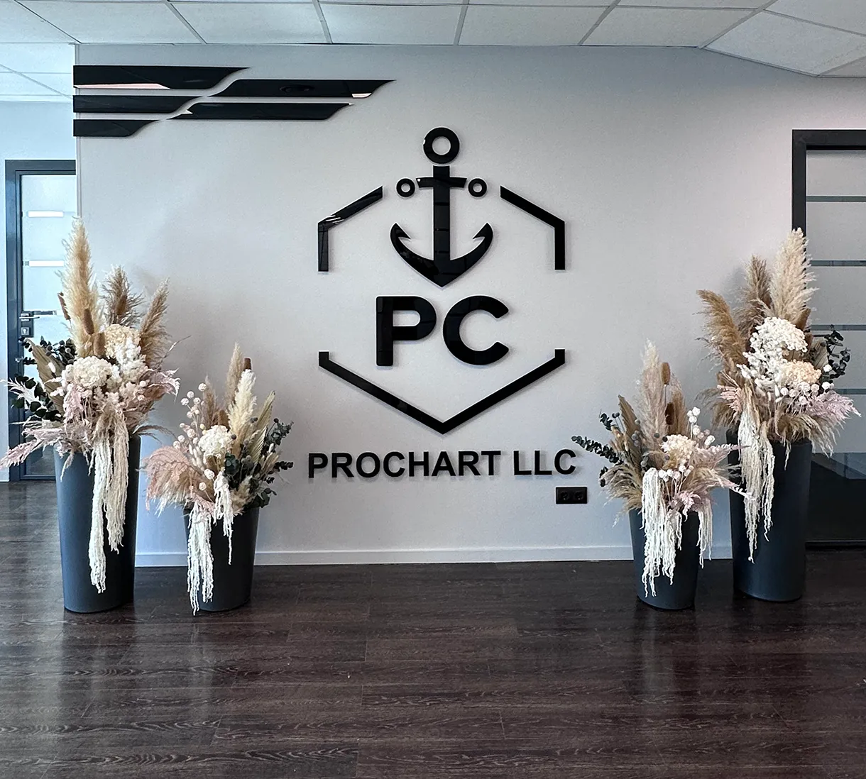 Напольные вазоны с сухоцветами для офиса.