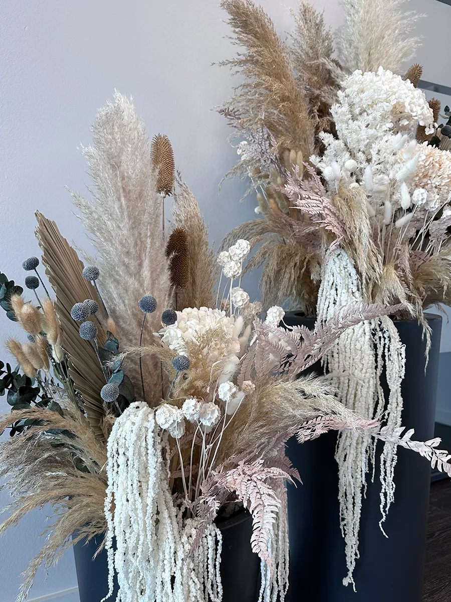 Напольные вазоны с сухоцветами для офиса.